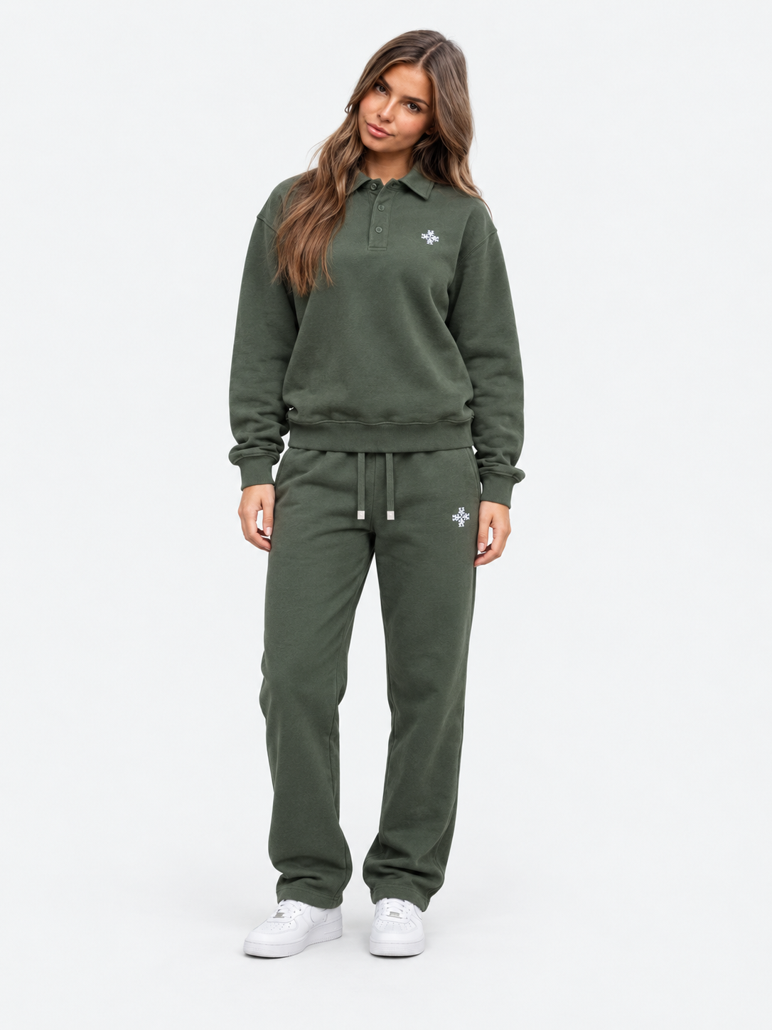 ATNT Tracksuits studio : Sweat Polo Megeve Khaki, vue de face sur fond gris clair