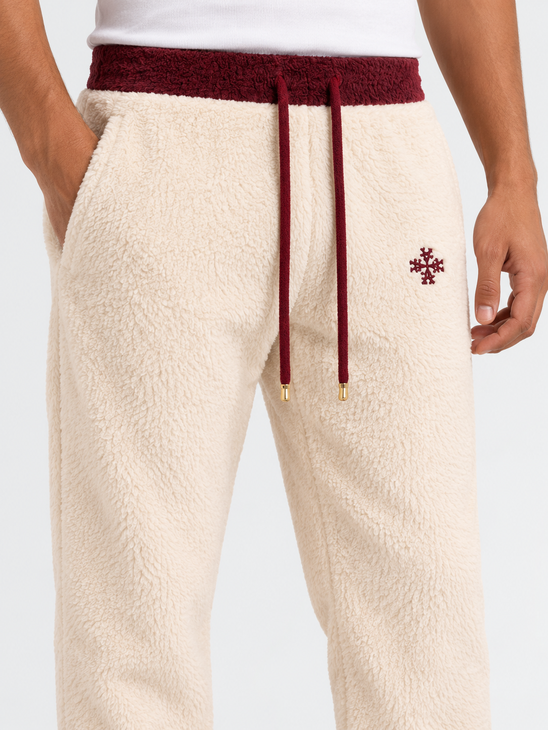 ATNT Tracksuits studio : Jogging Signature Sherpa Zippée Crème & Bordeaux, détail de la matière sur fond gris clair