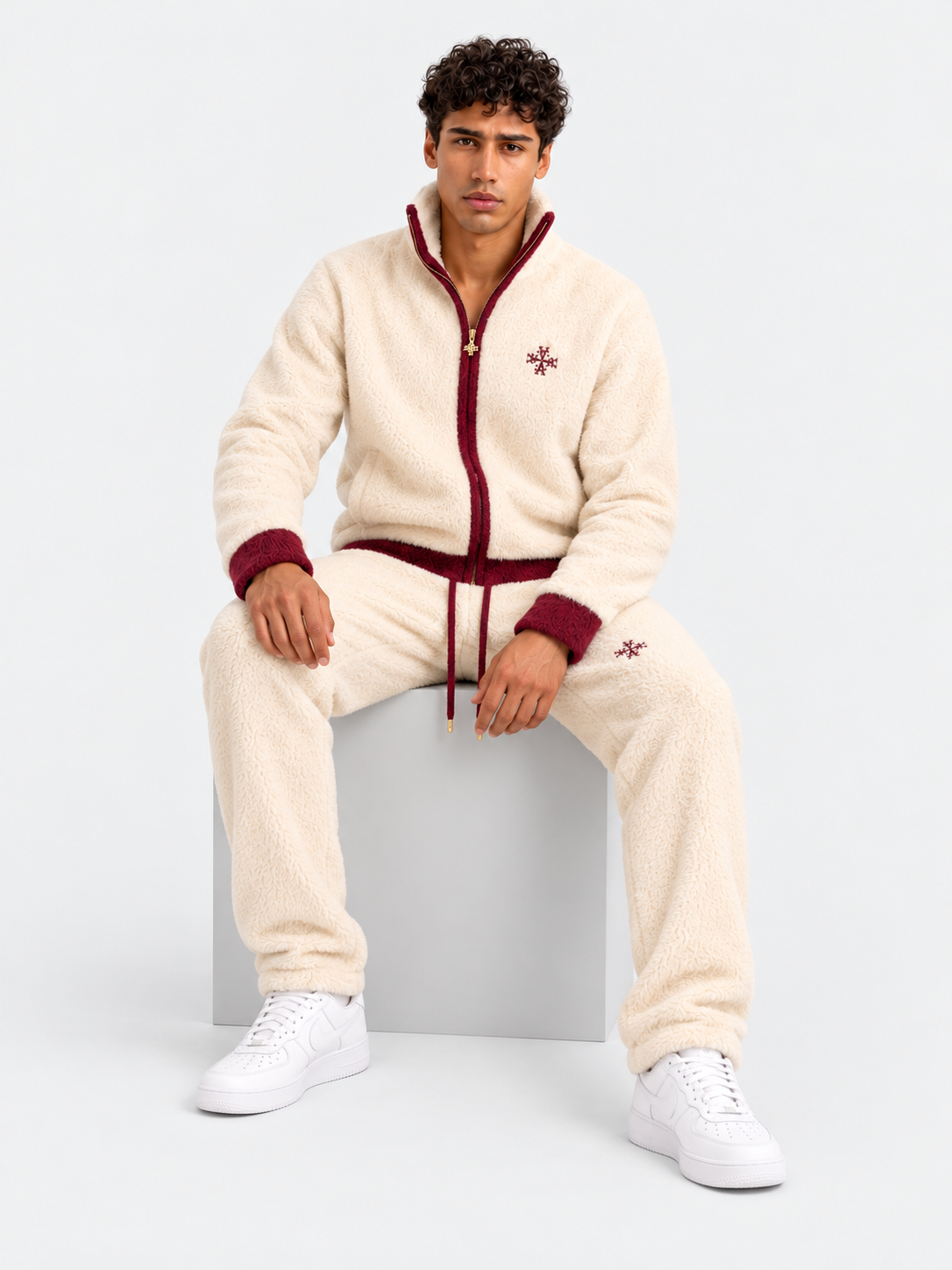 ATNT Tracksuits studio : Veste Signature Sherpa Zippée Crème & Bordeaux, vue assise sur fond gris clair