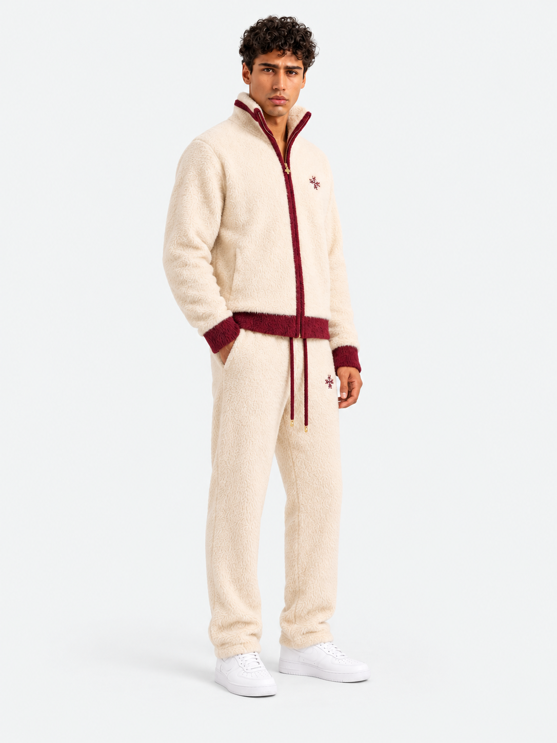 ATNT Tracksuits studio : Jogging Signature Sherpa Zippée Crème & Bordeaux, vue de trois quarts sur fond gris clair