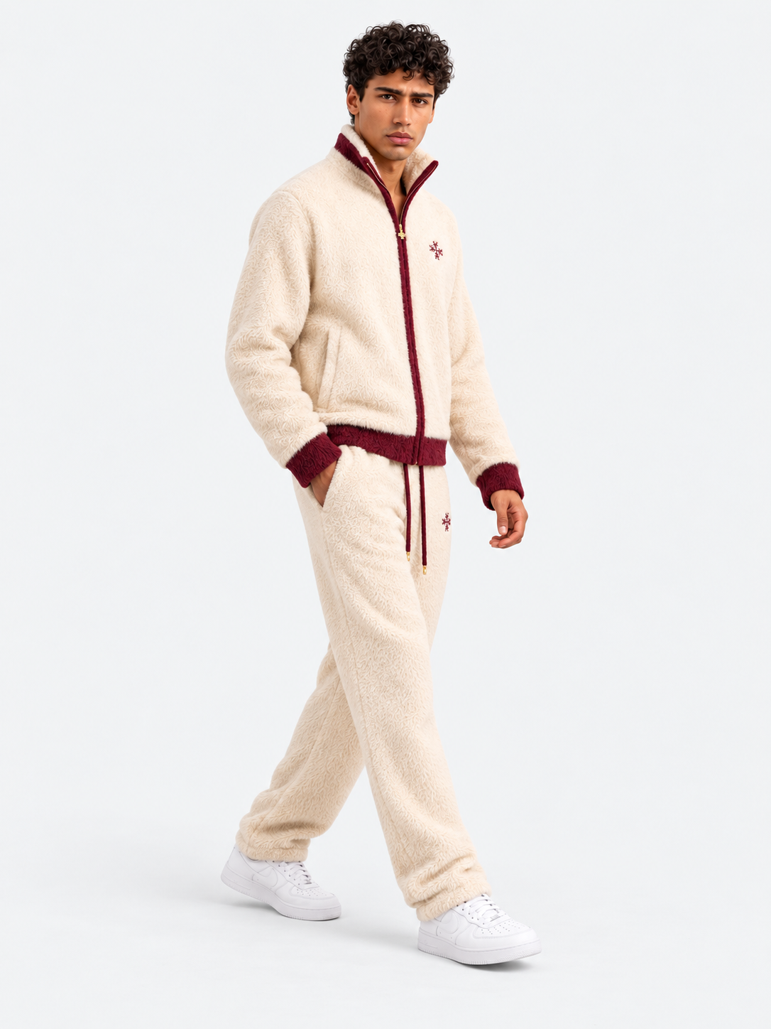 ATNT Tracksuits studio : Jogging Signature Sherpa Zippée Crème & Bordeaux, vue en mouvement sur fond gris clair