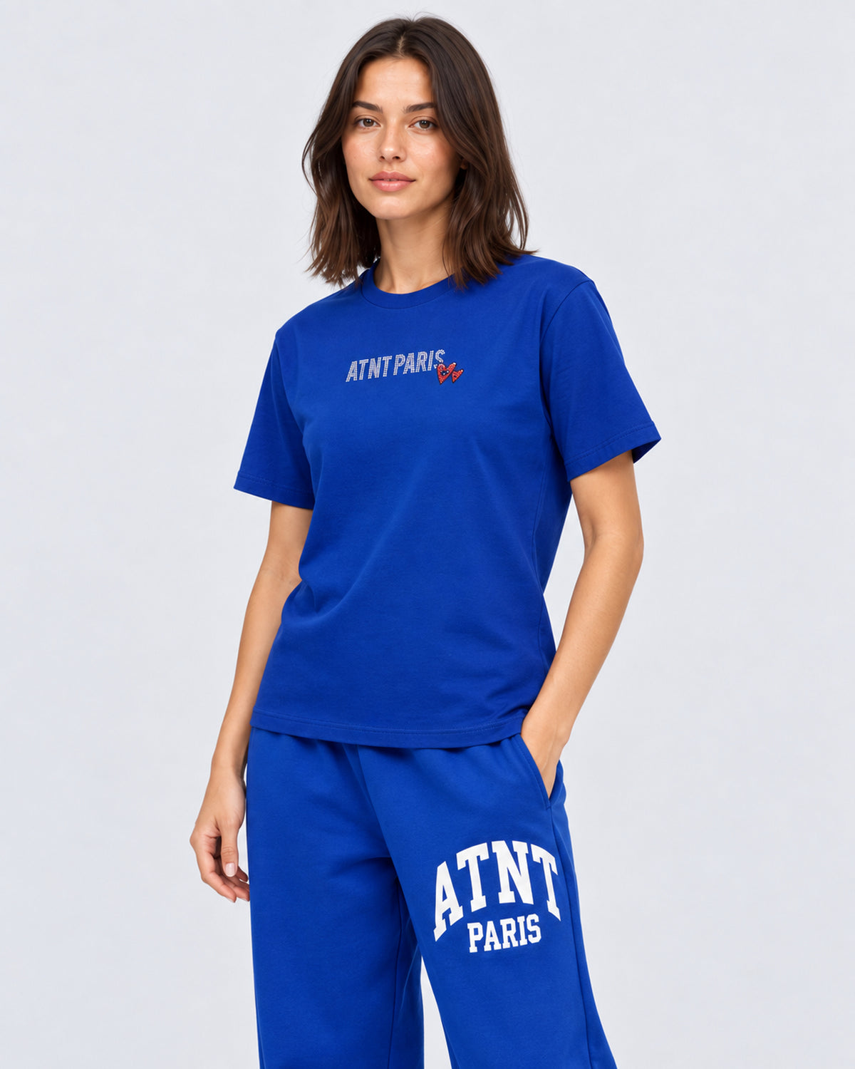 T-shirt Love Heart Strass bleu roi ATNT PARIS — porté de trois quarts face, plan rapproché — studio gris clair, mannequin femme