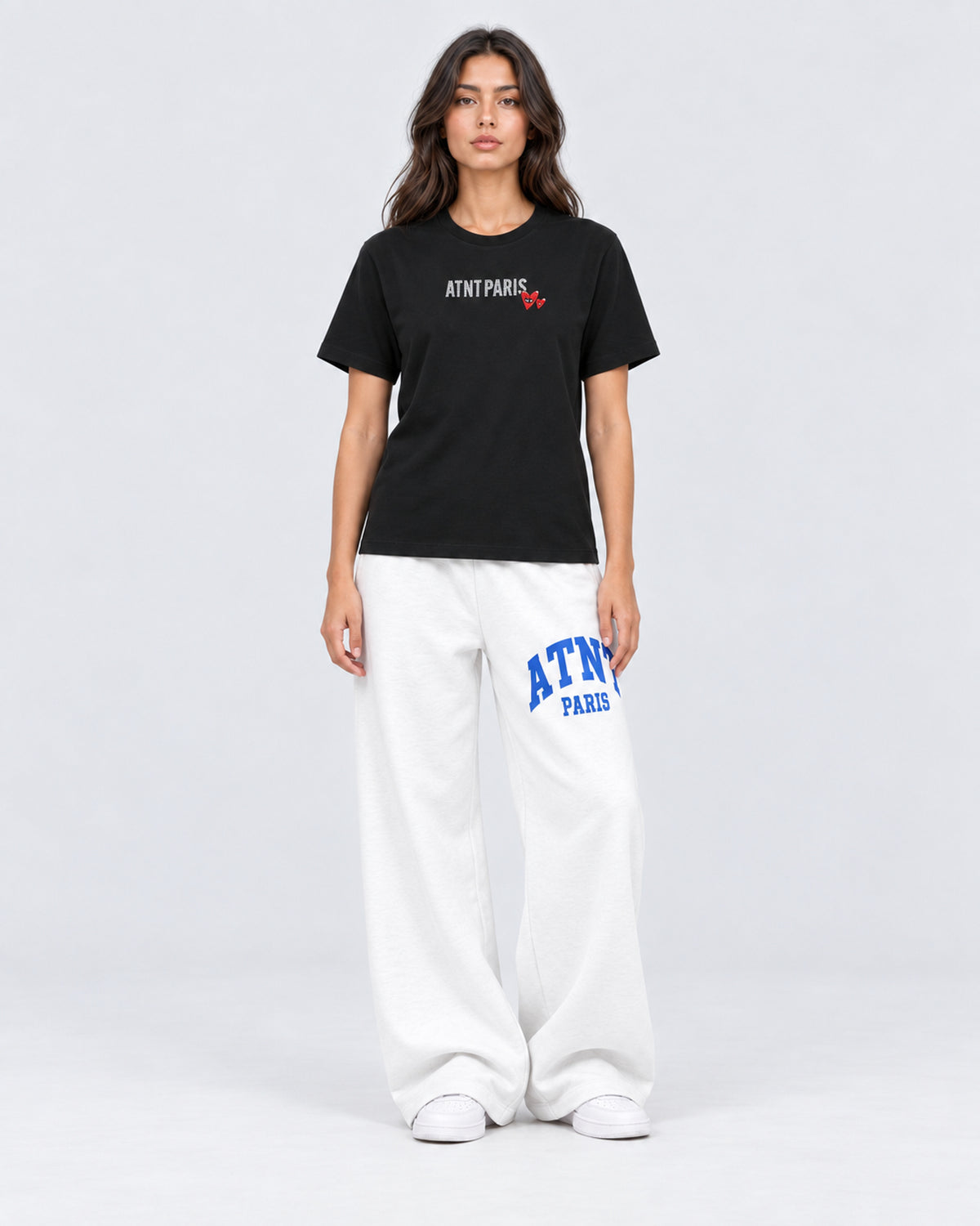 T-shirt Love Heart Strass noir ATNT PARIS — porté de face en pied — studio gris clair, mannequin femme