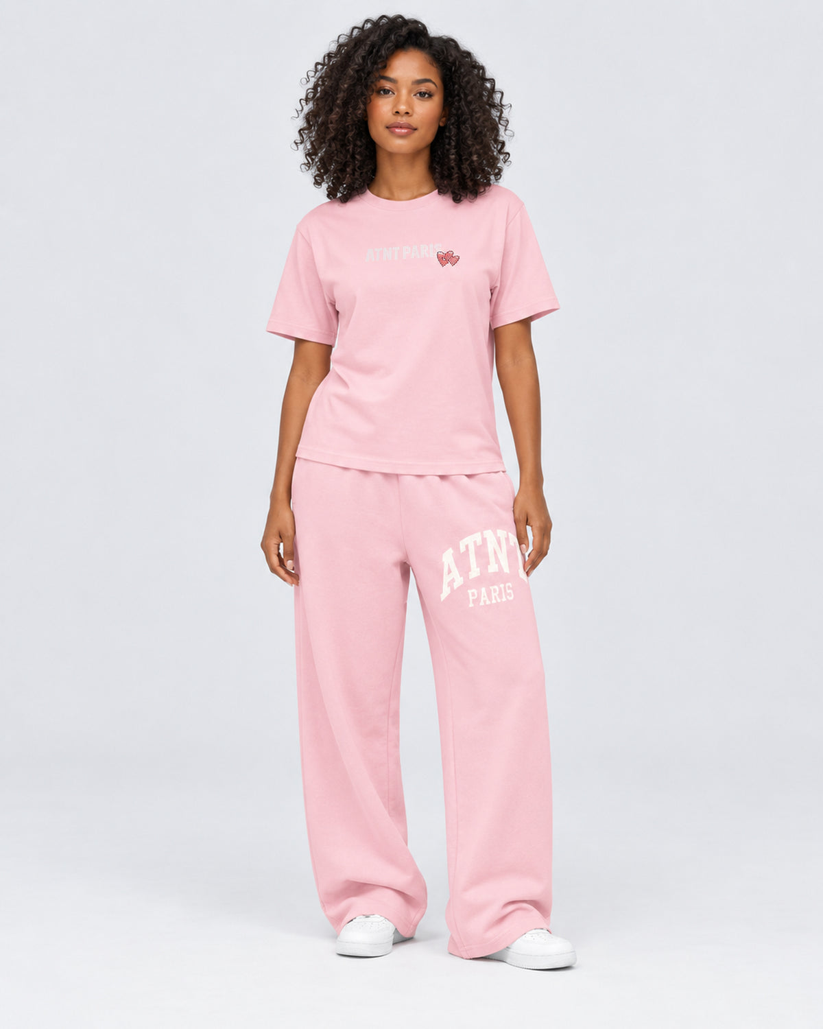 T-shirt Love Heart Strass rose clair ATNT PARIS — porté de face en pied — studio gris clair, mannequin femme