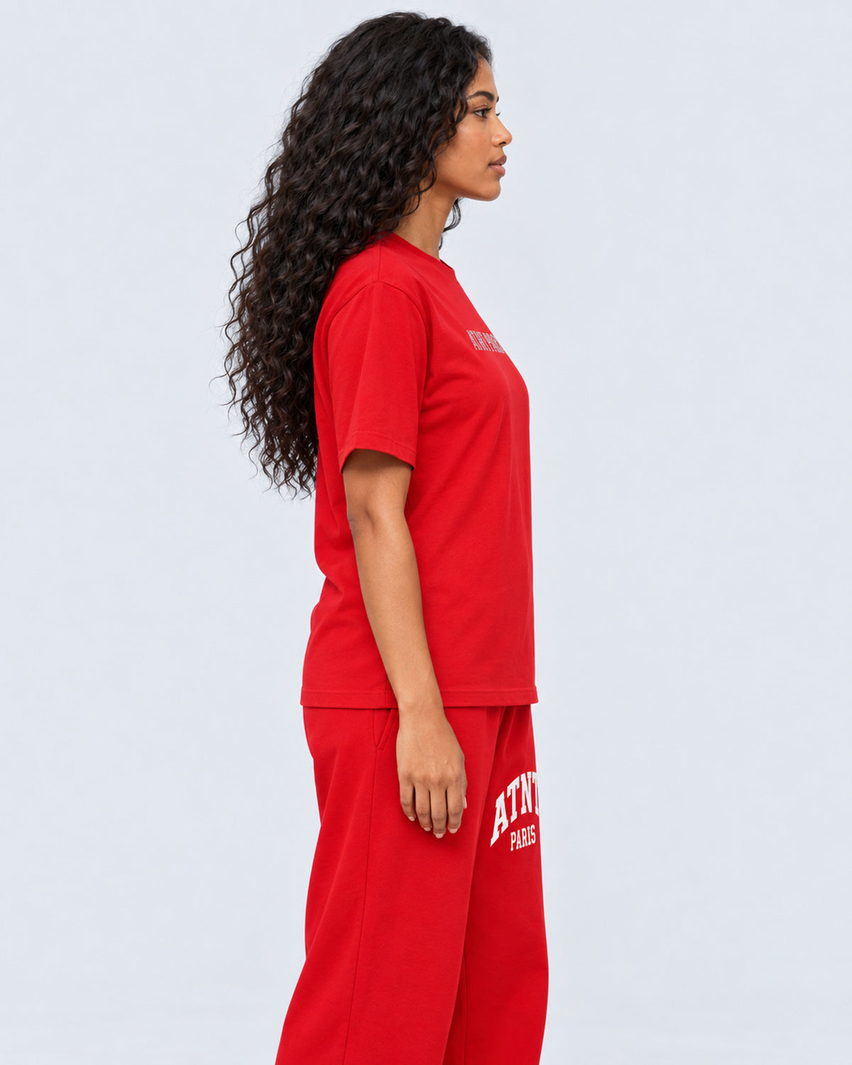 T-shirt Love Heart Strass rouge ATNT PARIS — porté de profil, plan rapproché — studio gris clair, mannequin femme