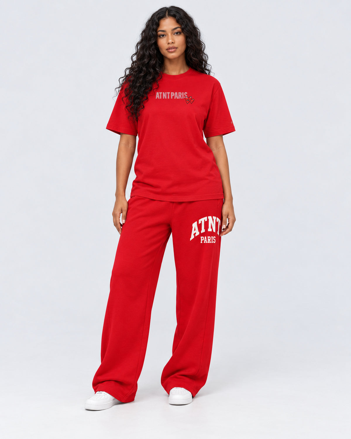 T-shirt Love Heart Strass rouge ATNT PARIS — porté de face en pied — studio gris clair, mannequin femme