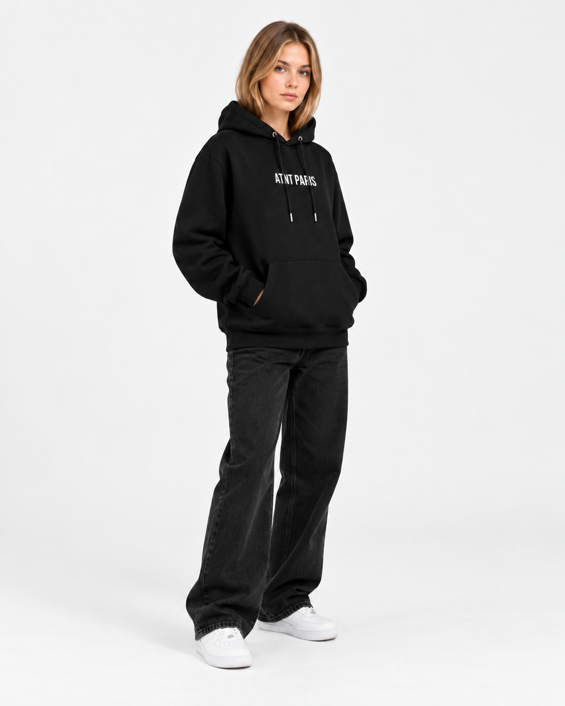 Sweat noir Dark Angel ATNT PARIS porté en pied, mannequin femme, studio clair