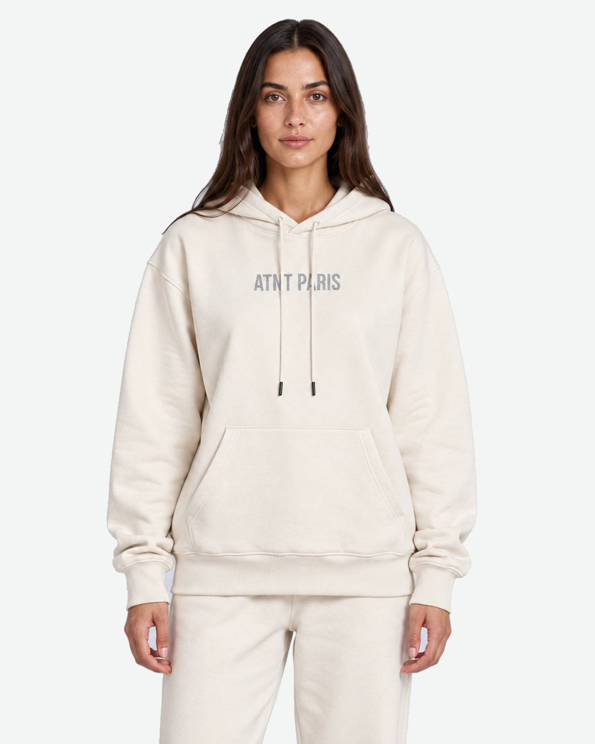 Sweat à Capuche Blanc Dark Angel Strass – ATNT Paris — Pack studio naturel, fond #F3F4F4, vue portée rapprochée de face. — 1920 × 2400 px