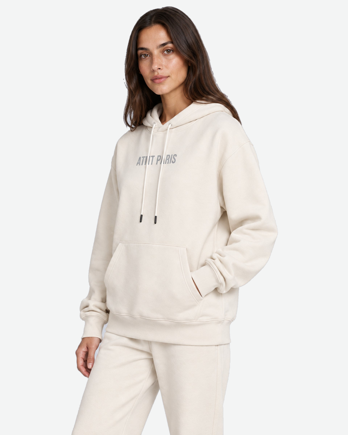 Sweat à Capuche Blanc Dark Angel Strass – ATNT Paris — Pack studio naturel, fond #F3F4F4, vue portée rapprochée de trois-quarts avant. — 1920 × 2400 px