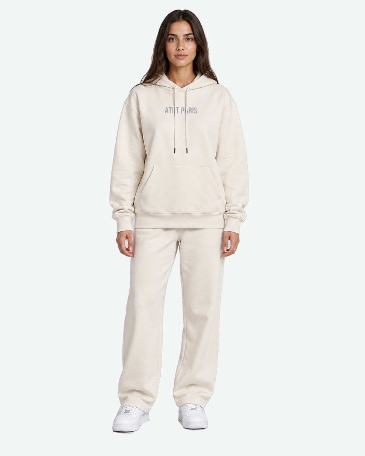 Sweat à Capuche Blanc Dark Angel Strass – ATNT Paris — Pack studio naturel, fond #F3F4F4, vue portée en pied de face. — 1920 × 2400 px