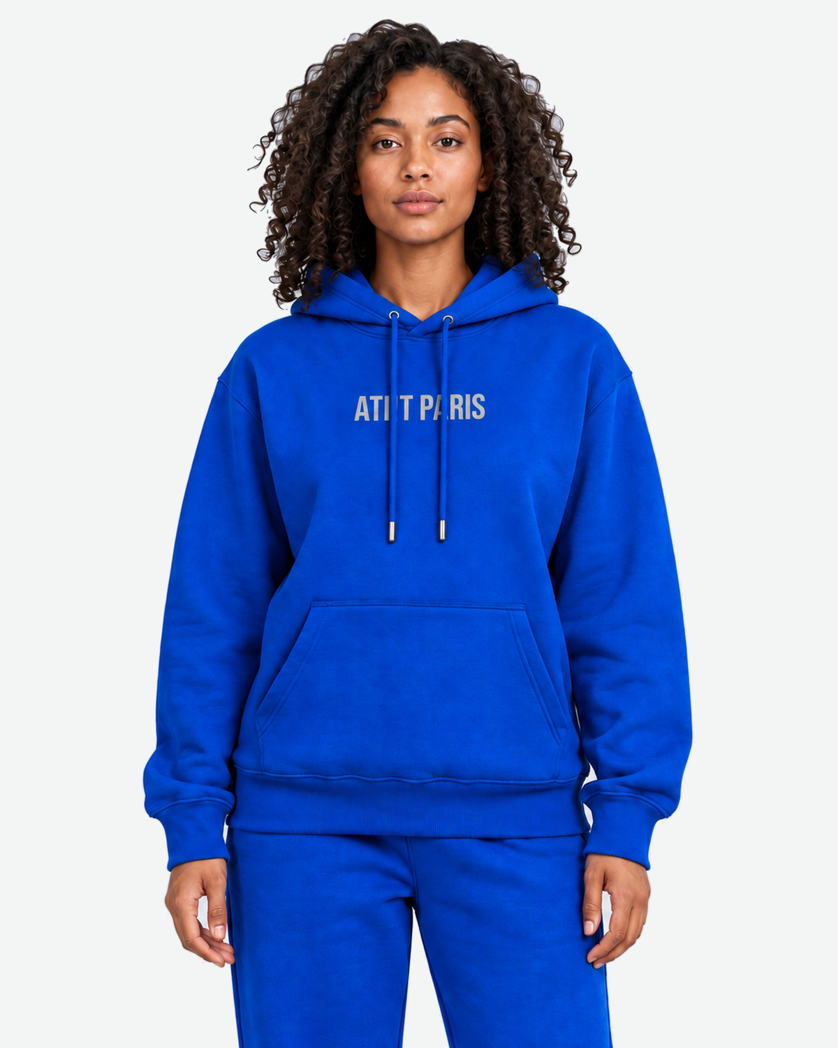 Sweat à Capuche Bleu Roi Dark Angel Strass – ATNT Paris — Pack studio naturel, fond #F3F4F4, vue portée rapprochée de face. — 1920 × 2400 px