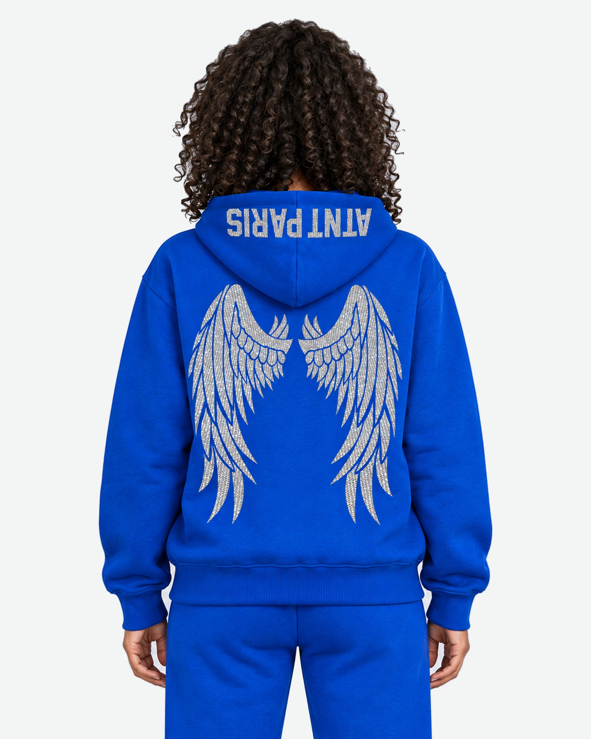 Sweat à Capuche Bleu Roi Dark Angel Strass – ATNT Paris — Pack studio naturel, fond #F3F4F4, vue portée rapprochée de dos. — 1920 × 2400 px