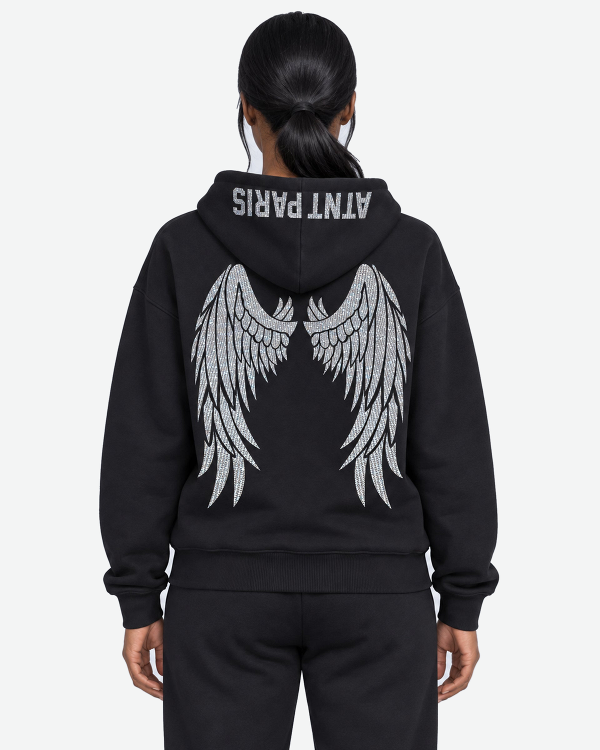 Sweat à Capuche Noir Dark Angel Strass – ATNT Paris — Pack studio naturel, fond #F3F4F4, vue portée rapprochée de dos. — 1920 × 2400 px