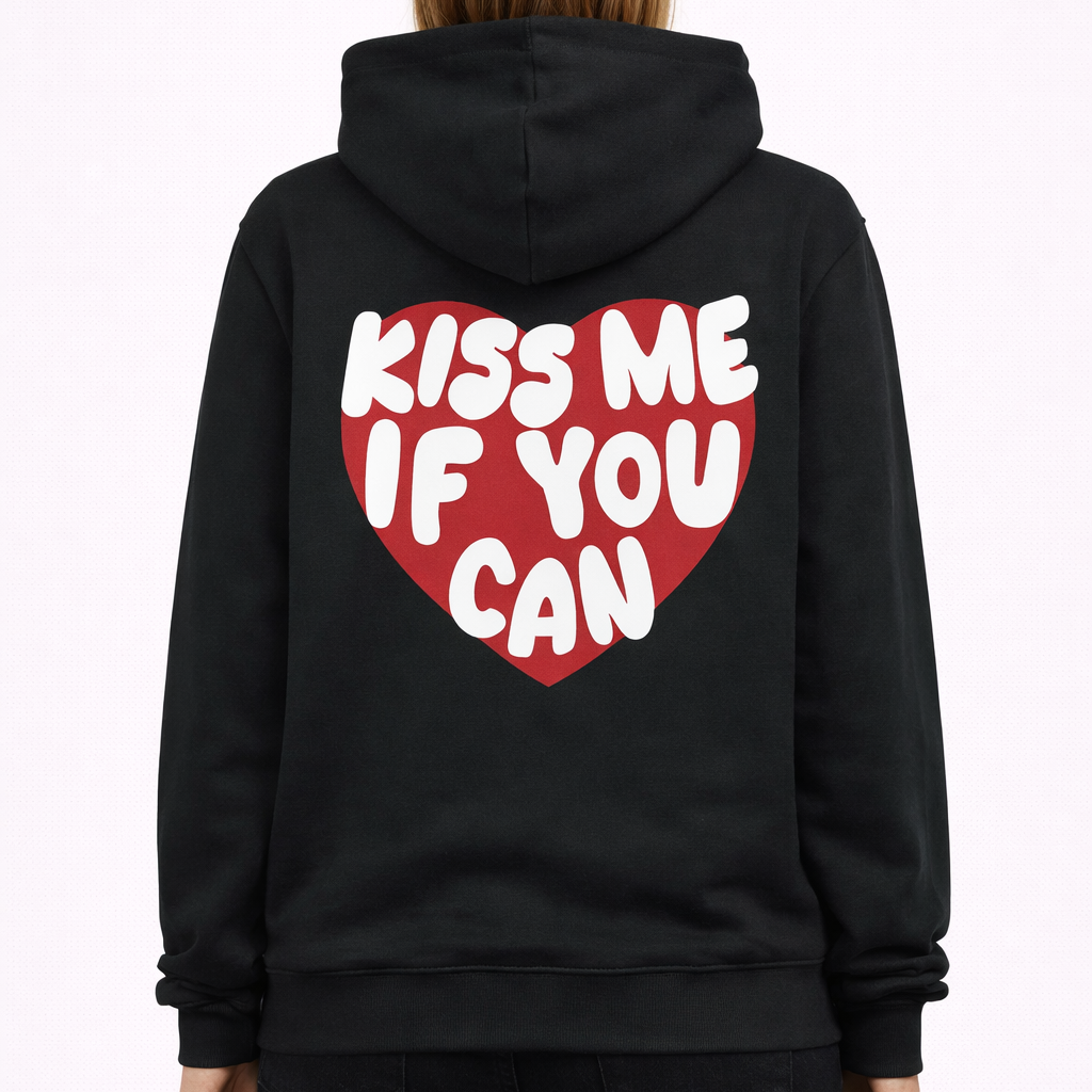 Sweat à capuche noir femme porté par mannequin, vue de dos, grand cœur rouge avec message « Kiss Me If You Can », photo studio fond blanc