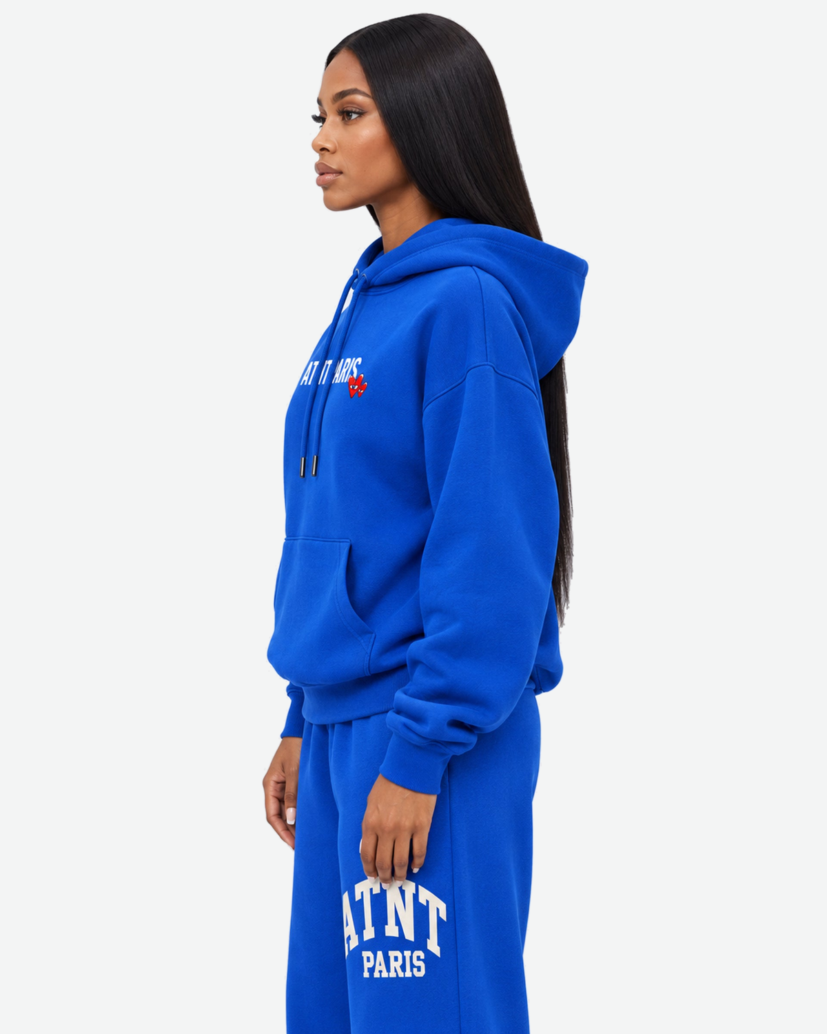 Sweat Capuche Bleu roi Love Heart ATNT PARIS — Pack studio naturel — mannequin femme, vue de profil rapprochée — fond #F3F4F4 — 1920 × 2400 px