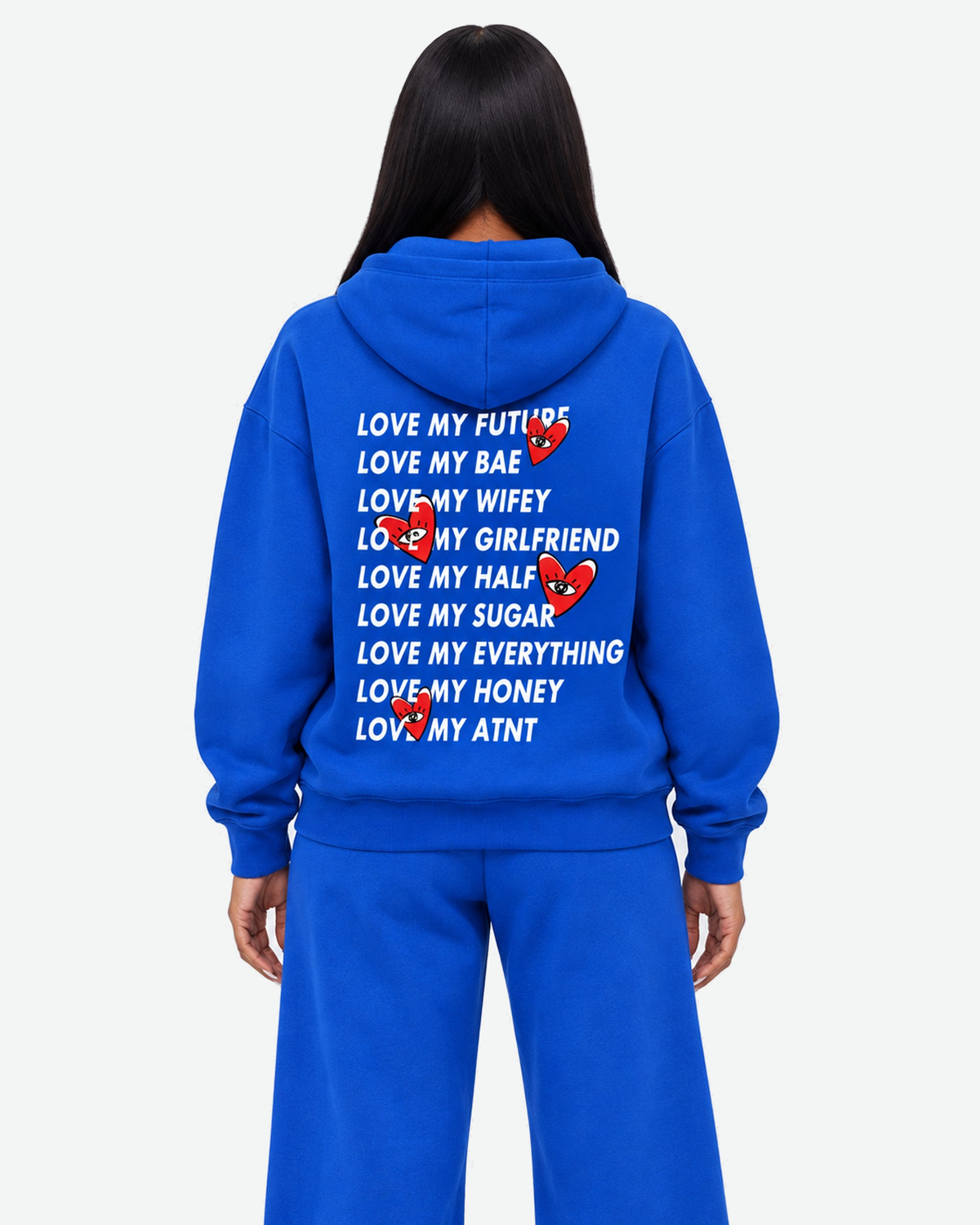 Sweat Capuche Bleu roi Love Heart ATNT PARIS — Pack studio naturel — mannequin femme, vue de dos rapprochée — fond #F3F4F4 — 1920 × 2400 px