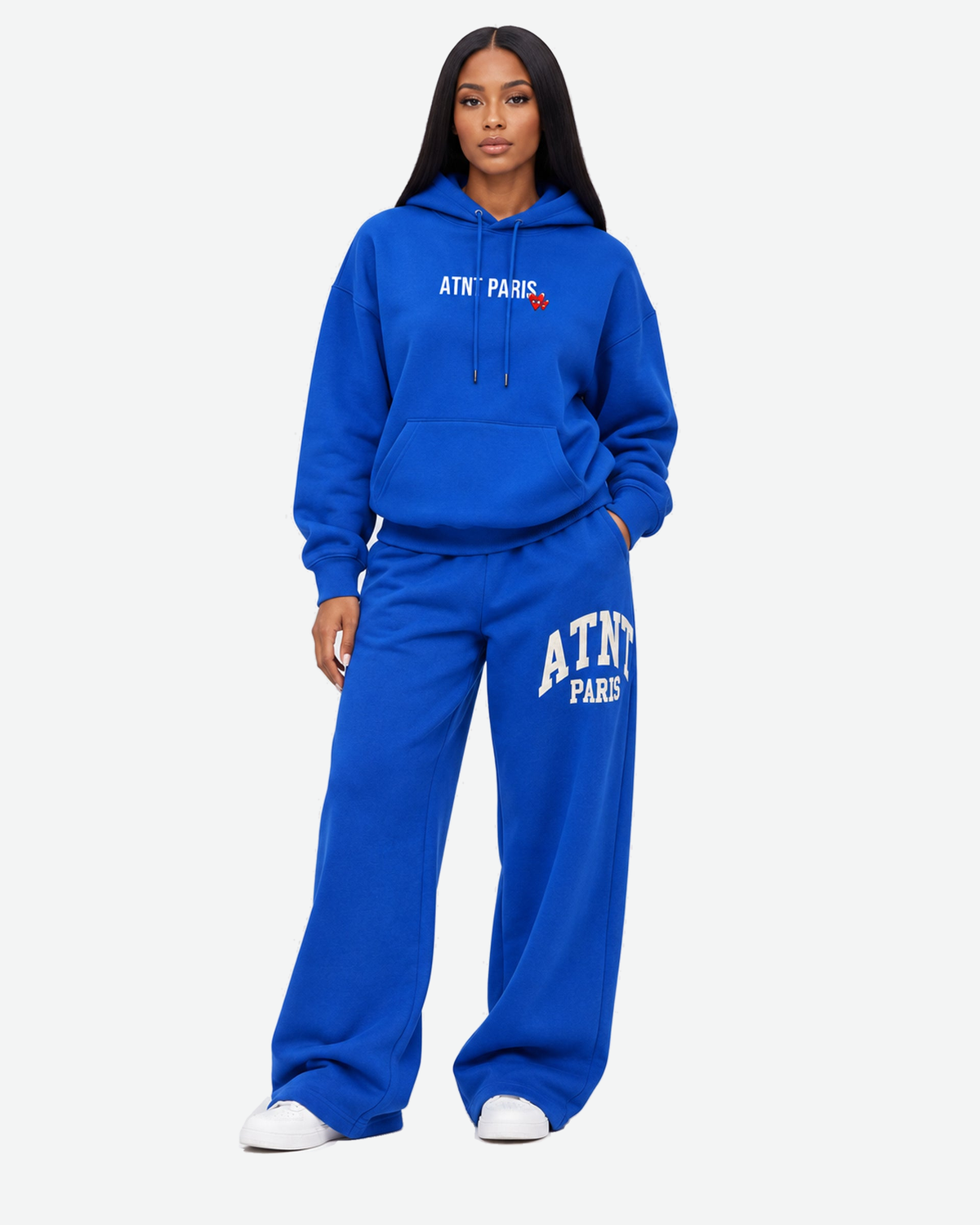 Sweat Capuche Bleu roi Love Heart ATNT PARIS — Pack studio naturel — mannequin femme en pied, vue de face — fond #F3F4F4 — 1920 × 2400 px
