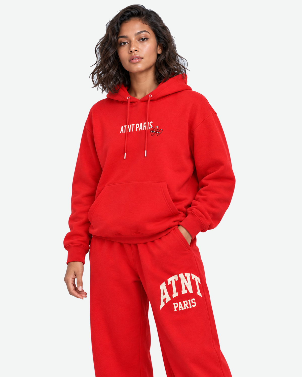 Sweat Capuche Rouge Love Heart — vue de trois-quarts — fond #F3F4F4, 1920 × 2400 px