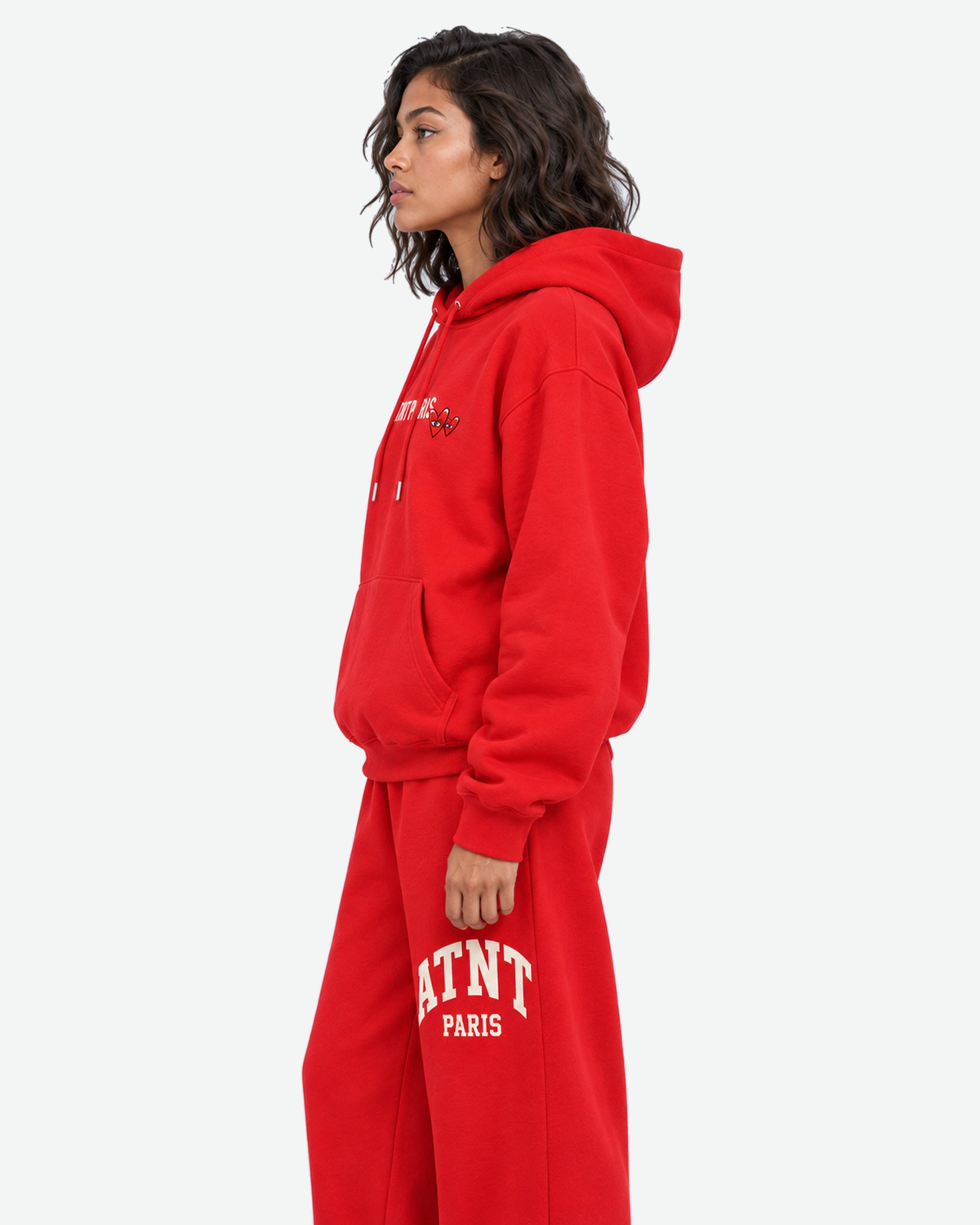 Sweat Capuche Rouge Love Heart — vue de profil — fond #F3F4F4, 1920 × 2400 px