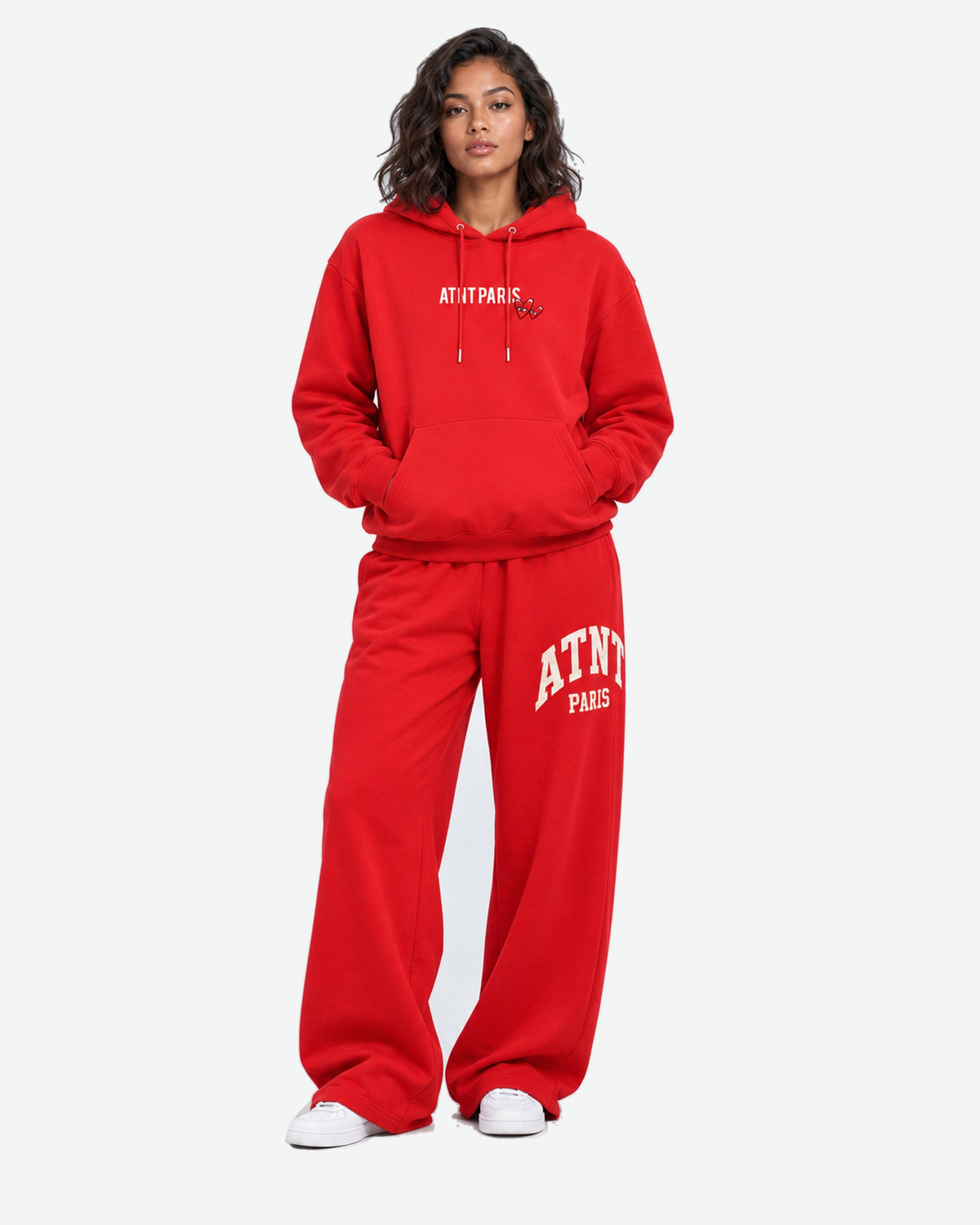 Sweat Capuche Rouge Love Heart — vue en pied — fond #F3F4F4, 1920 × 2400 px