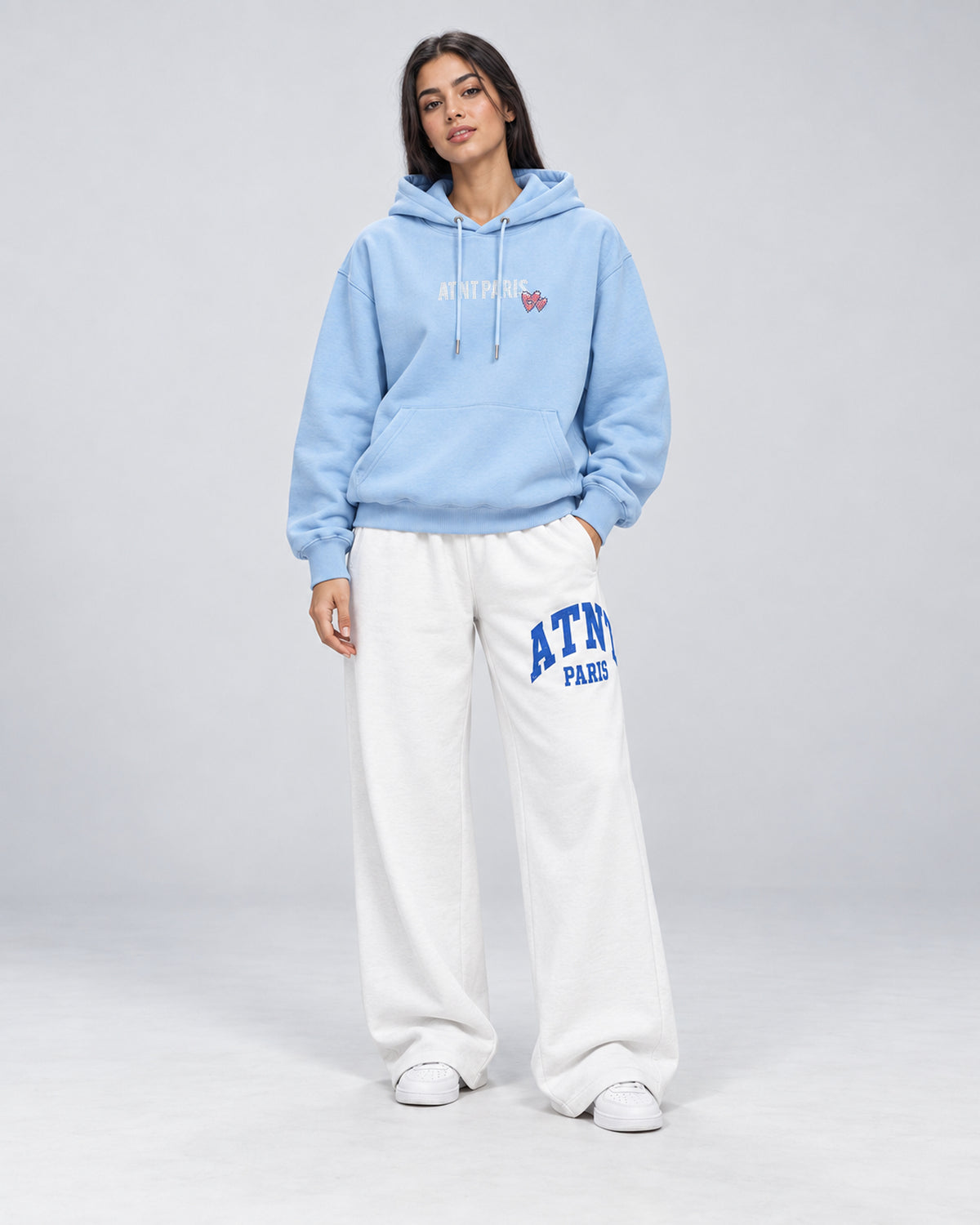 Sweat Capuche Bleu Ciel Love heart Strass ATNT PARIS — Pack studio naturel — mannequin femme en pied, vue de face — fond gris clair