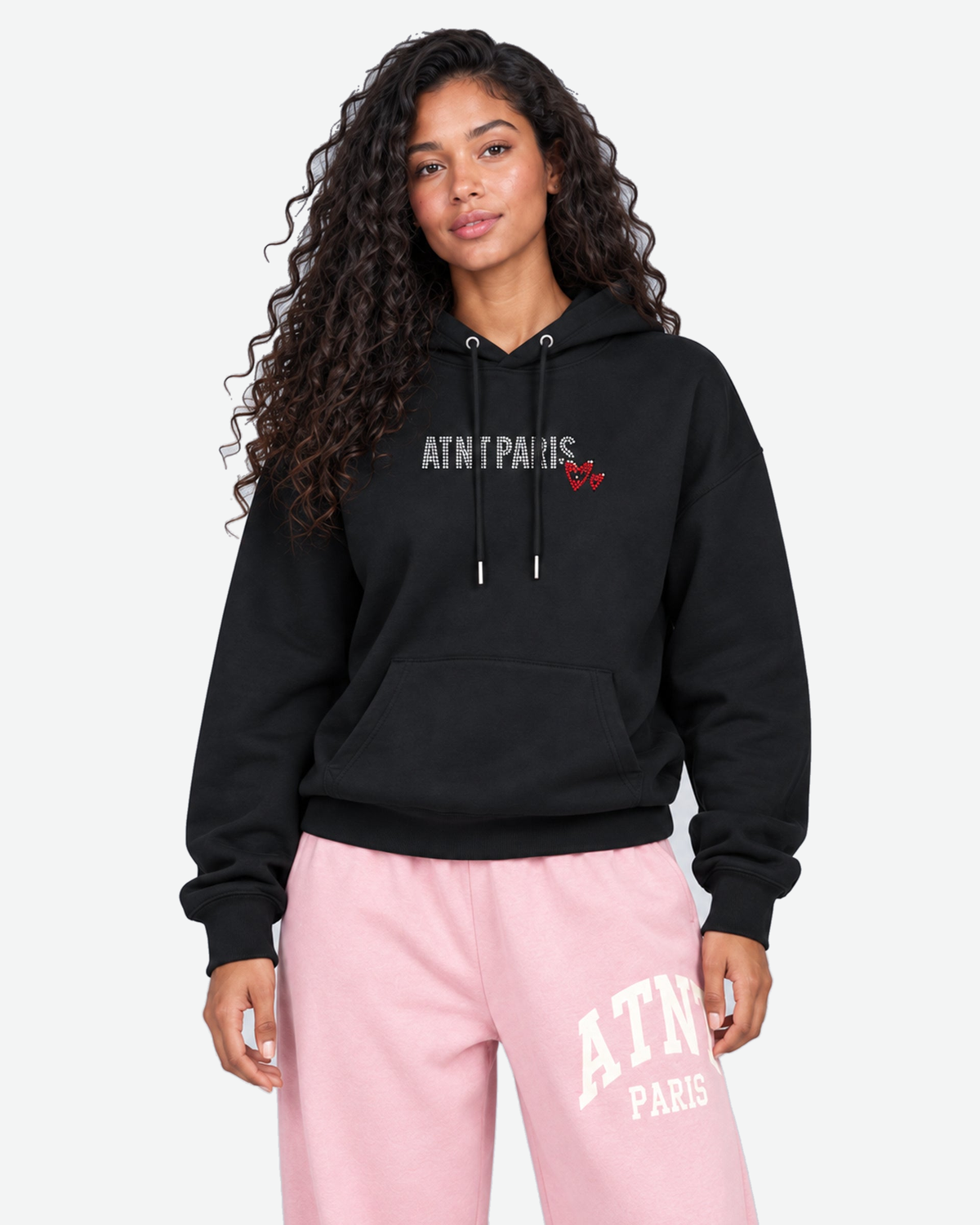 Sweat Capuche Noir Love heart Strass — vue de face — fond #F3F4F4, 1920 × 2400 px