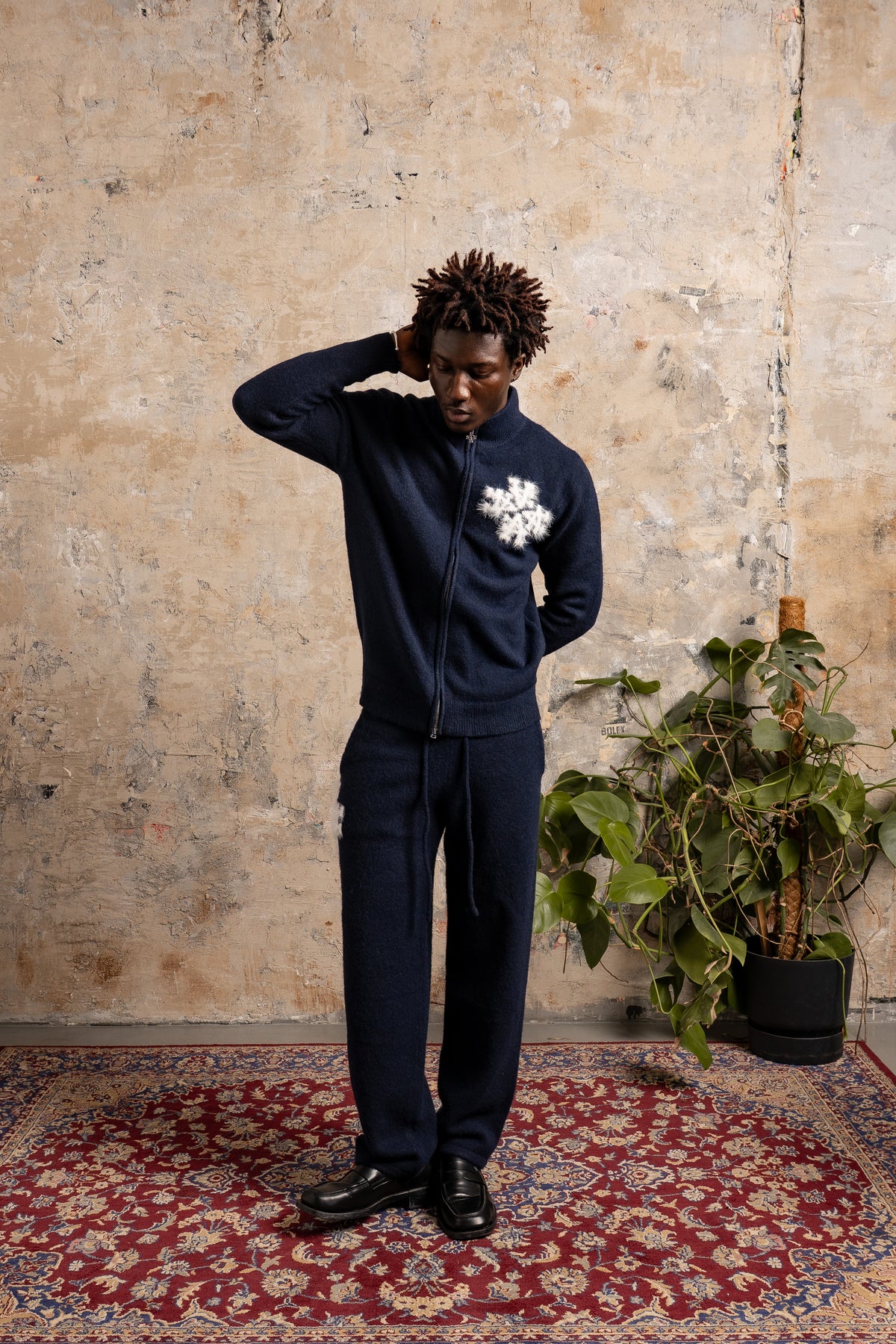 Pantalon de jogging en maille fluffy monogramme signature bleu marine ATNT PARIS, porté, vue de face.