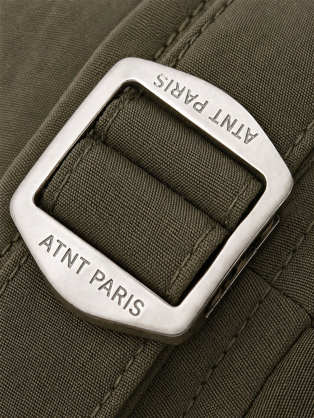 Short riviera kaki ATNT PARIS, détail de la boucle de réglage gravée ATNT PARIS.
