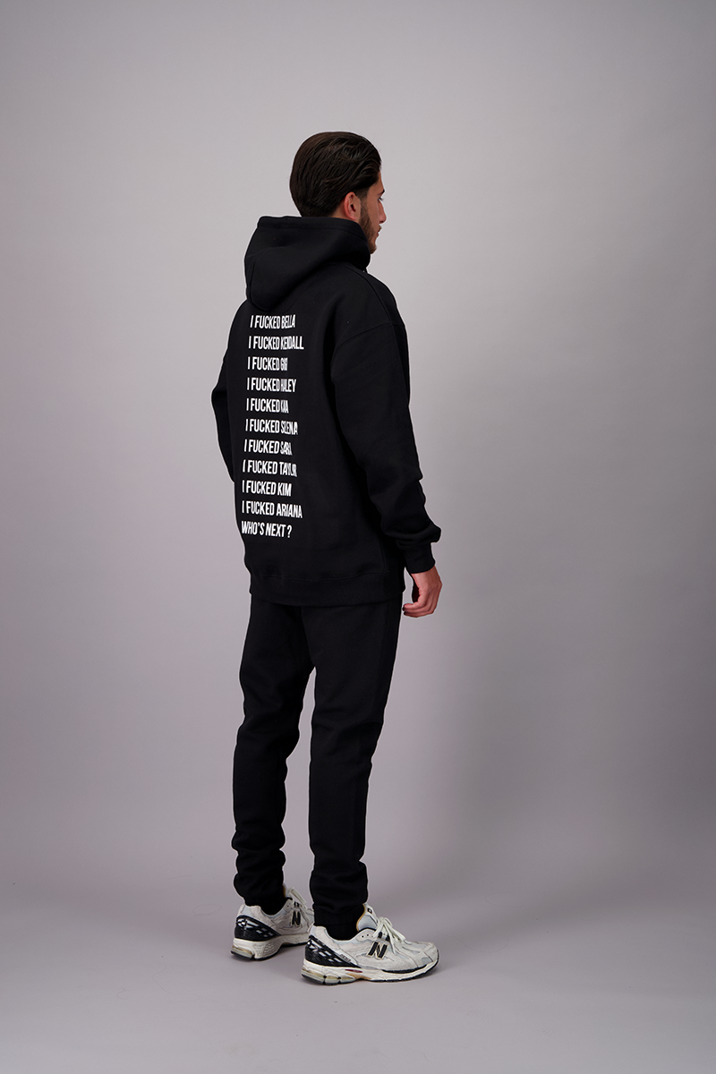 Sweat à capuche noir f***ed ATNT PARIS, porté, vue de profil.
