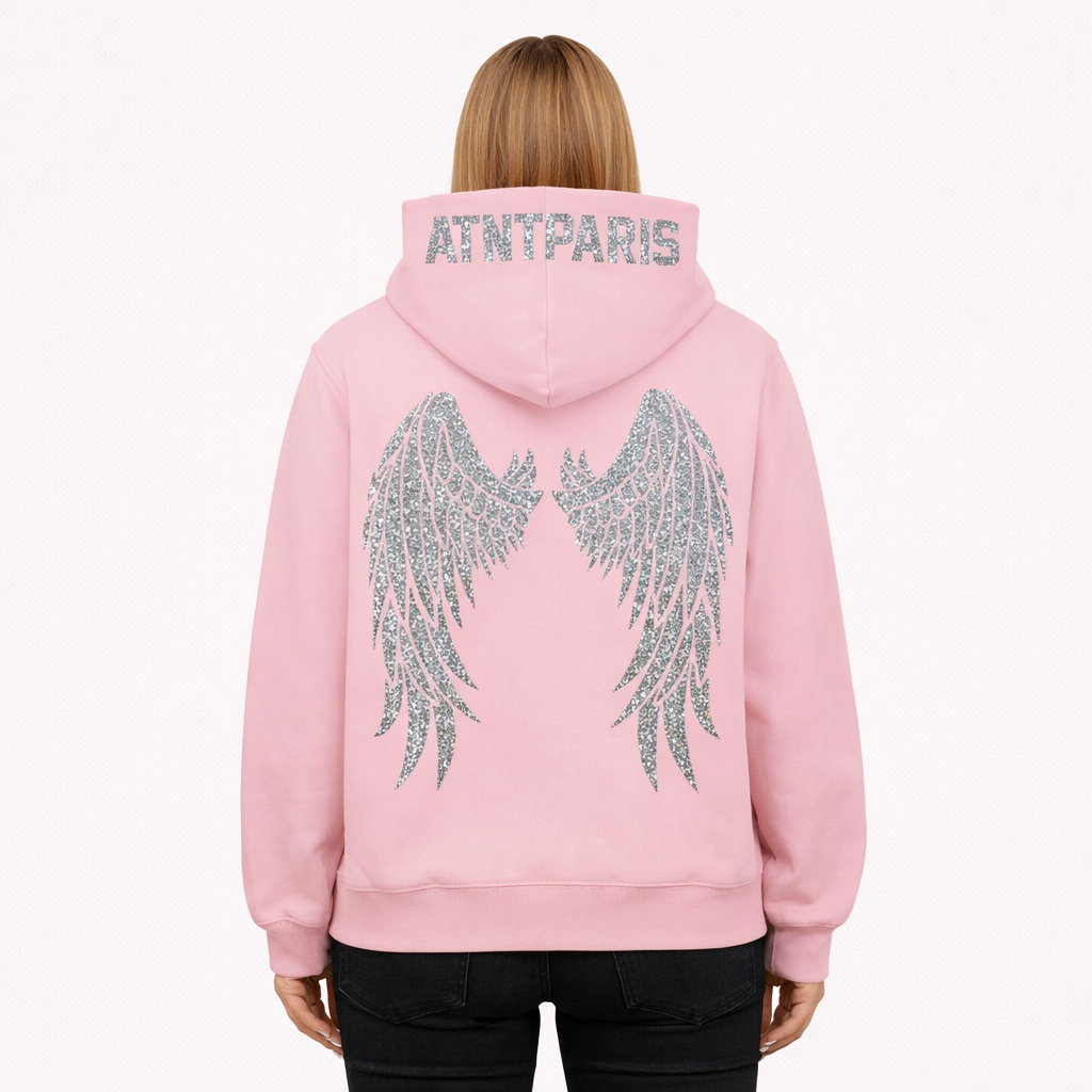 Sweat à capuche rose clair Dark Angel Strass ATNT PARIS, porté de dos, avec ailes en strass.
