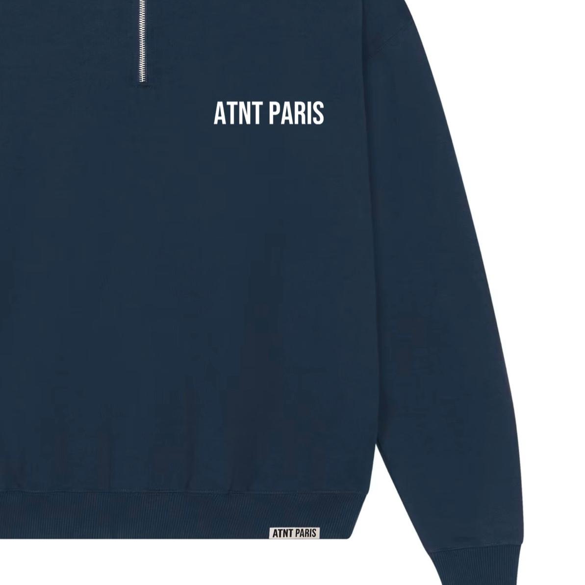 Sweat col trucker bleu marine essentials ATNT PARIS, vue de détail.