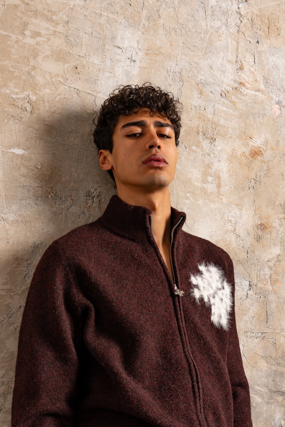 Sweat zippé en maille fluffy monogramme signature bordeaux ATNT PARIS, porté, vue de face.