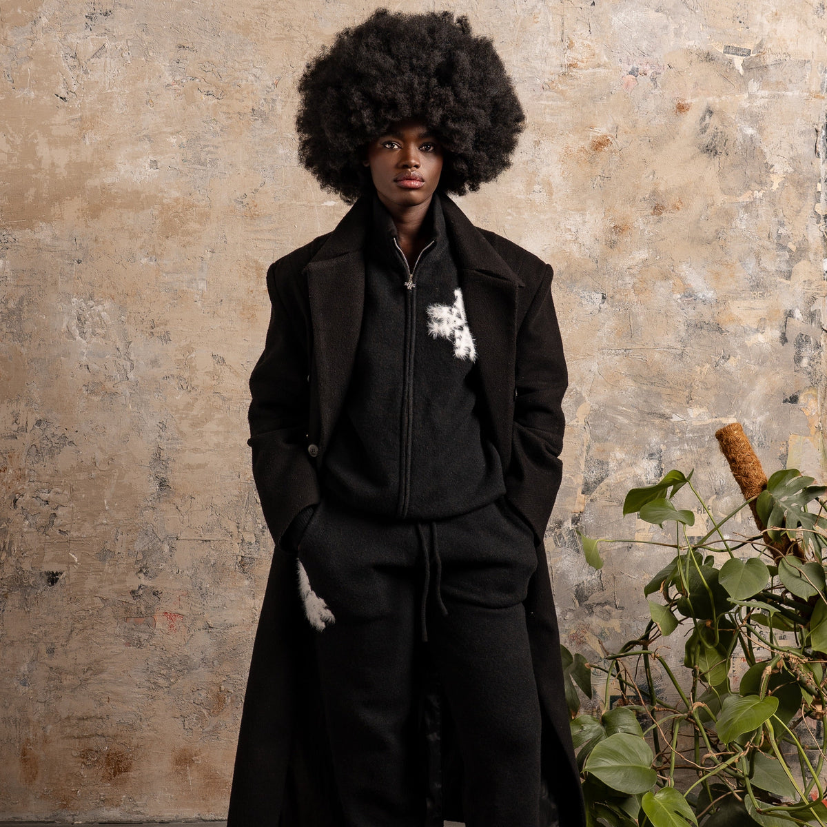 Sweat zippé en maille fluffy monogramme signature noir ATNT PARIS, porté, vue de face.