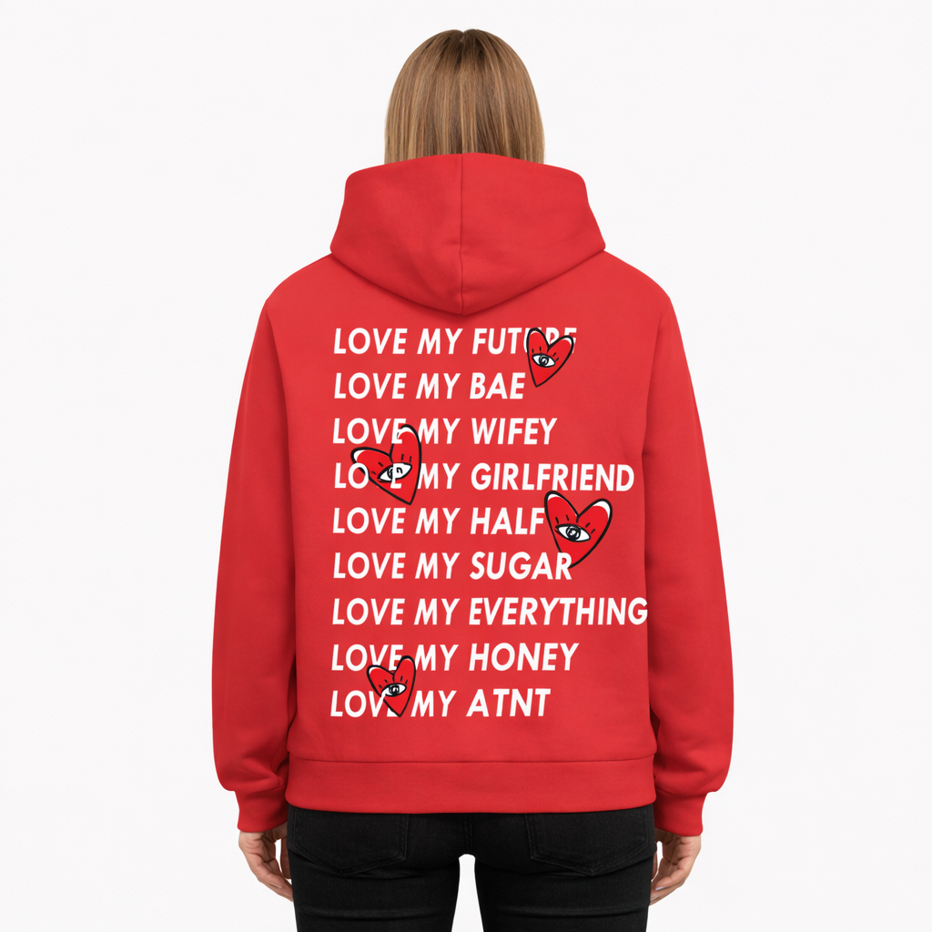 Mannequin femme portant un sweat à capuche rouge ATNT Paris, vue de dos, imprimé typographique « Love My » avec cœurs graphiques, style streetwear