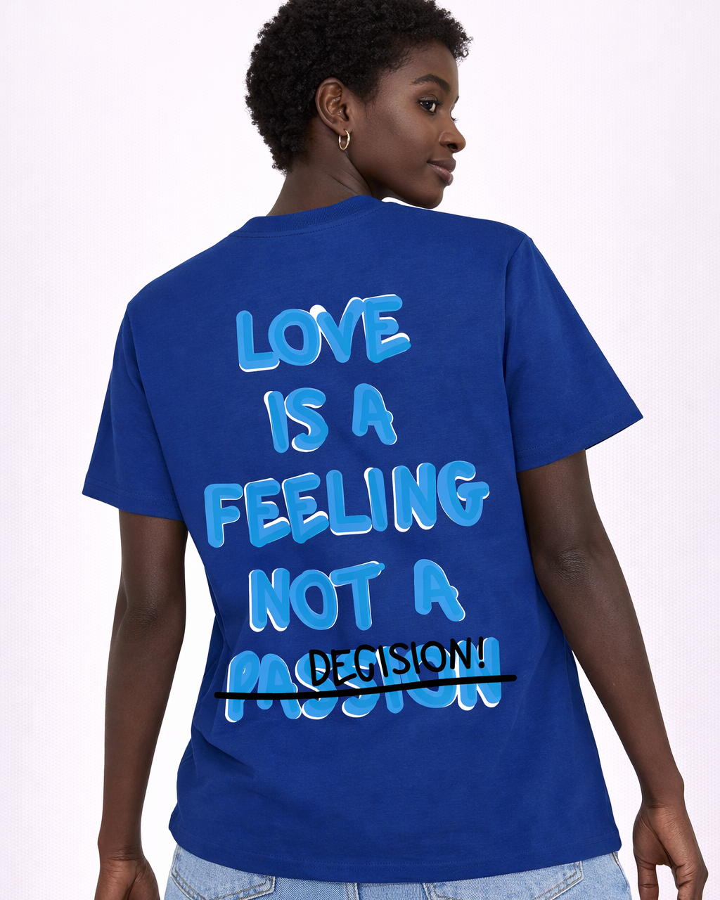 T-shirt bleu Love Is a Feeling ATNT PARIS, porté, vue de dos.