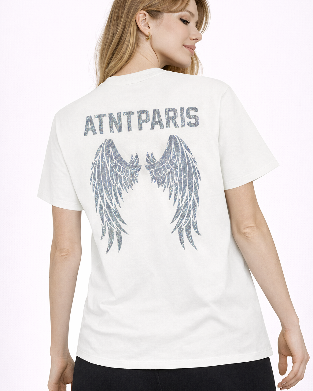 T-shirt unisexe blanc Dark Angel Strass ATNT PARIS, porté de dos, avec ailes en strass.