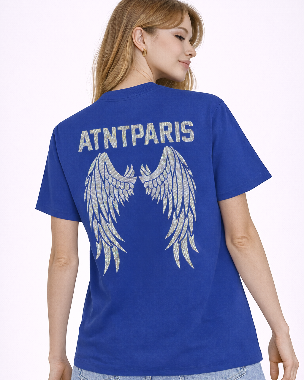 T-shirt unisexe bleu roi Dark Angel Strass ATNT PARIS, porté de dos, avec ailes en strass.