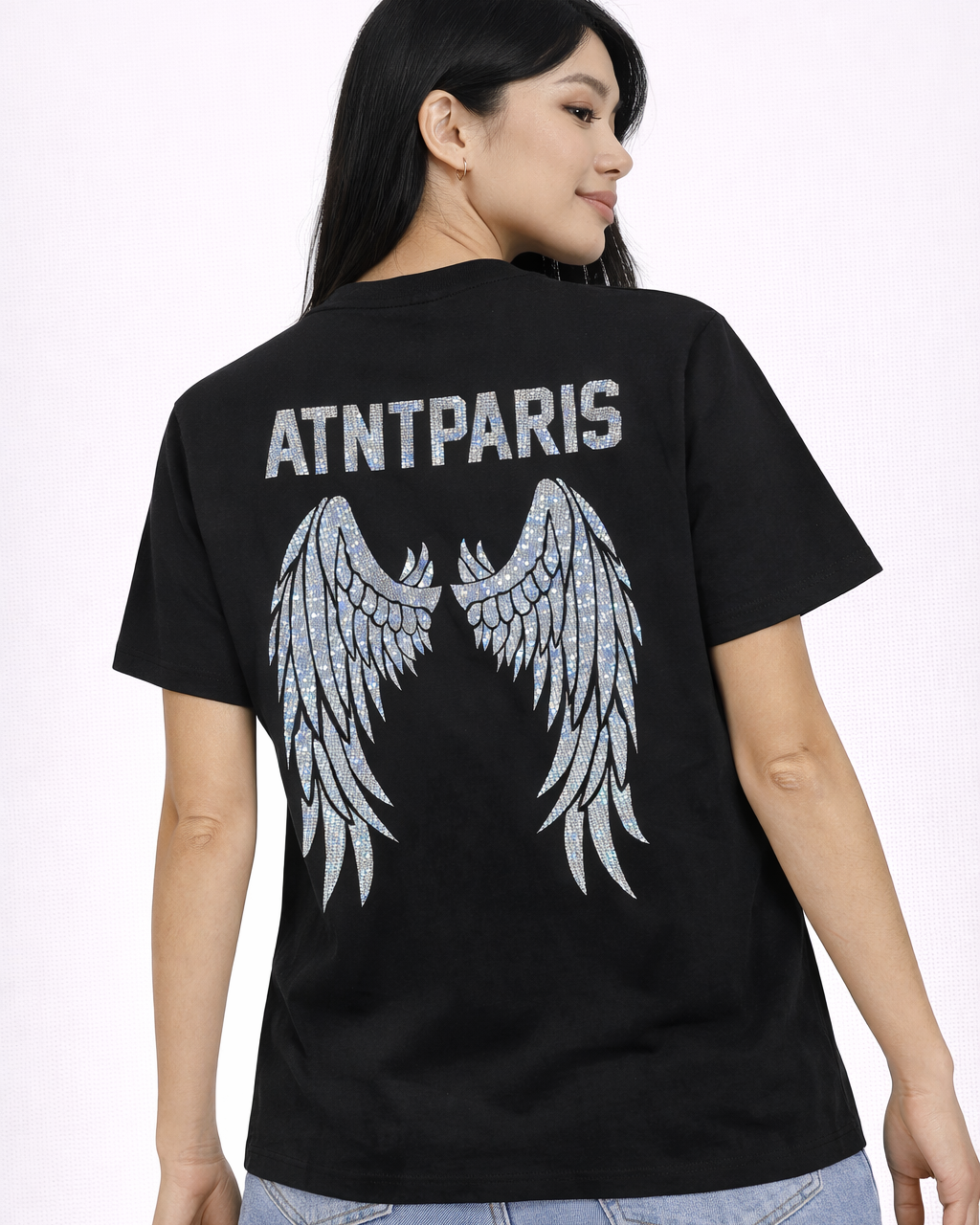 T-shirt unisexe noir Dark Angel Strass ATNT PARIS, porté de dos, avec ailes en strass.