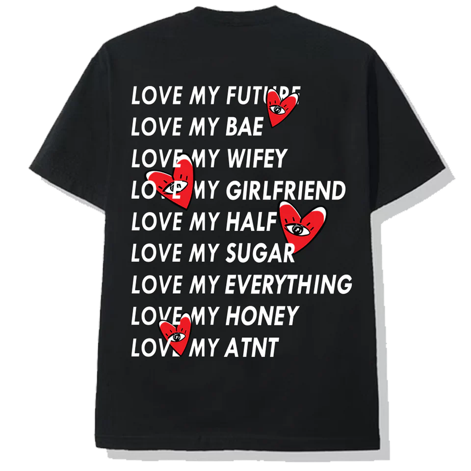 T-shirt unisexe noir Love Heart ATNT PARIS, vue de dos avec inscriptions et motifs de cœurs.