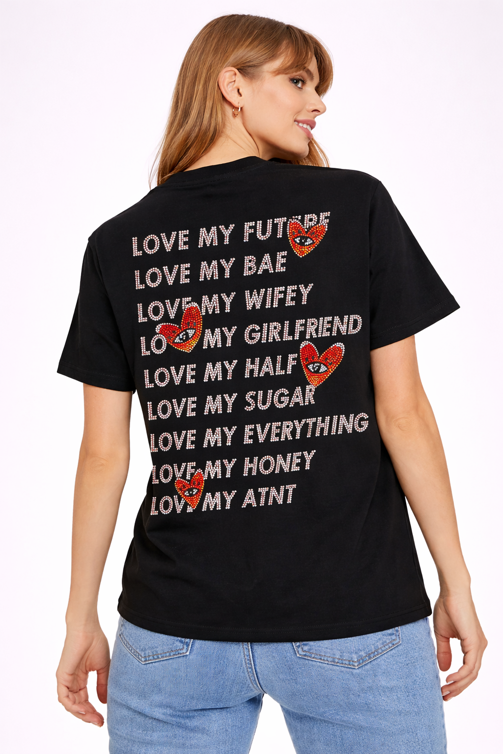 T-shirt unisexe noir Love Heart Strass ATNT PARIS, porté, vue de dos avec inscriptions et cœurs en strass.