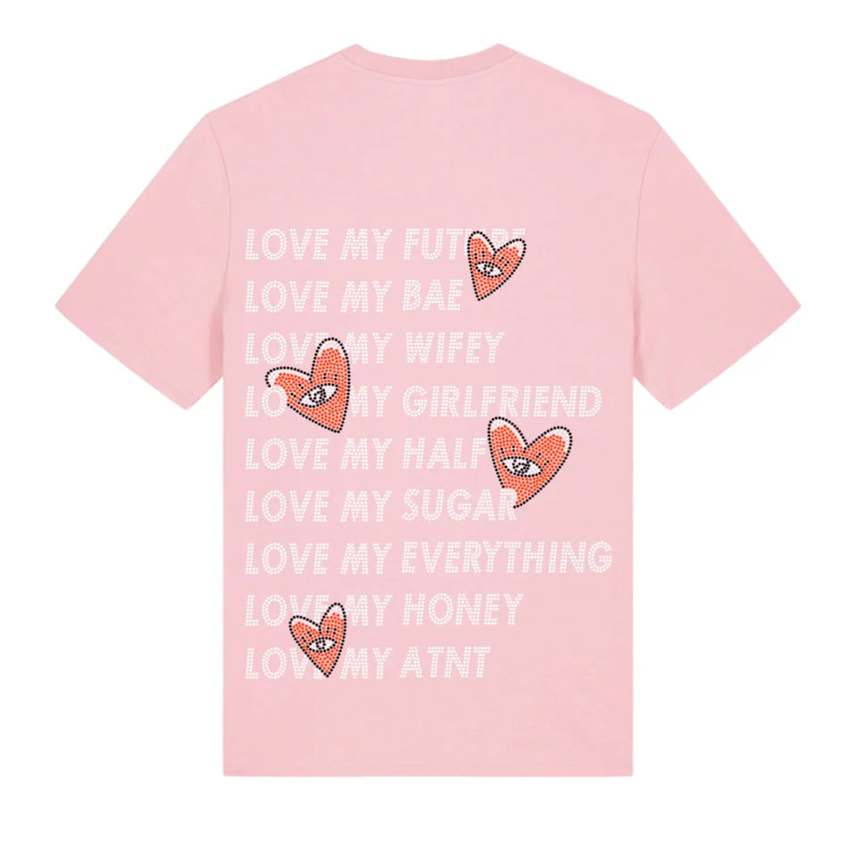 T-shirt unisexe rose clair Love Heart Strass ATNT PARIS, vue de dos avec inscriptions et cœurs en strass.