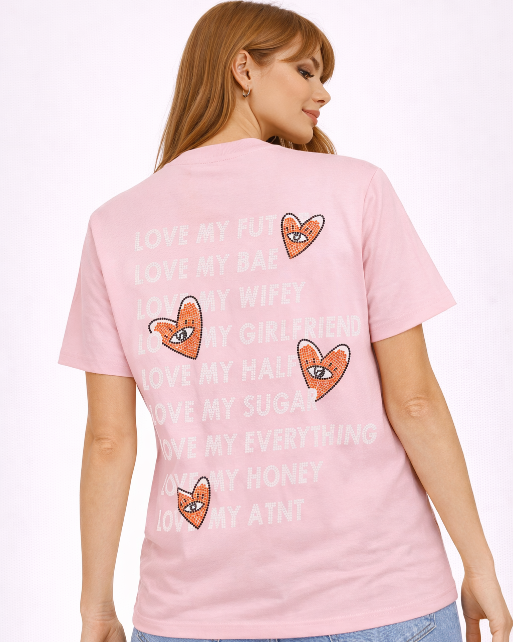 T-shirt unisexe rose clair Love Heart Strass ATNT PARIS, porté, vue de dos avec inscriptions et cœurs en strass.