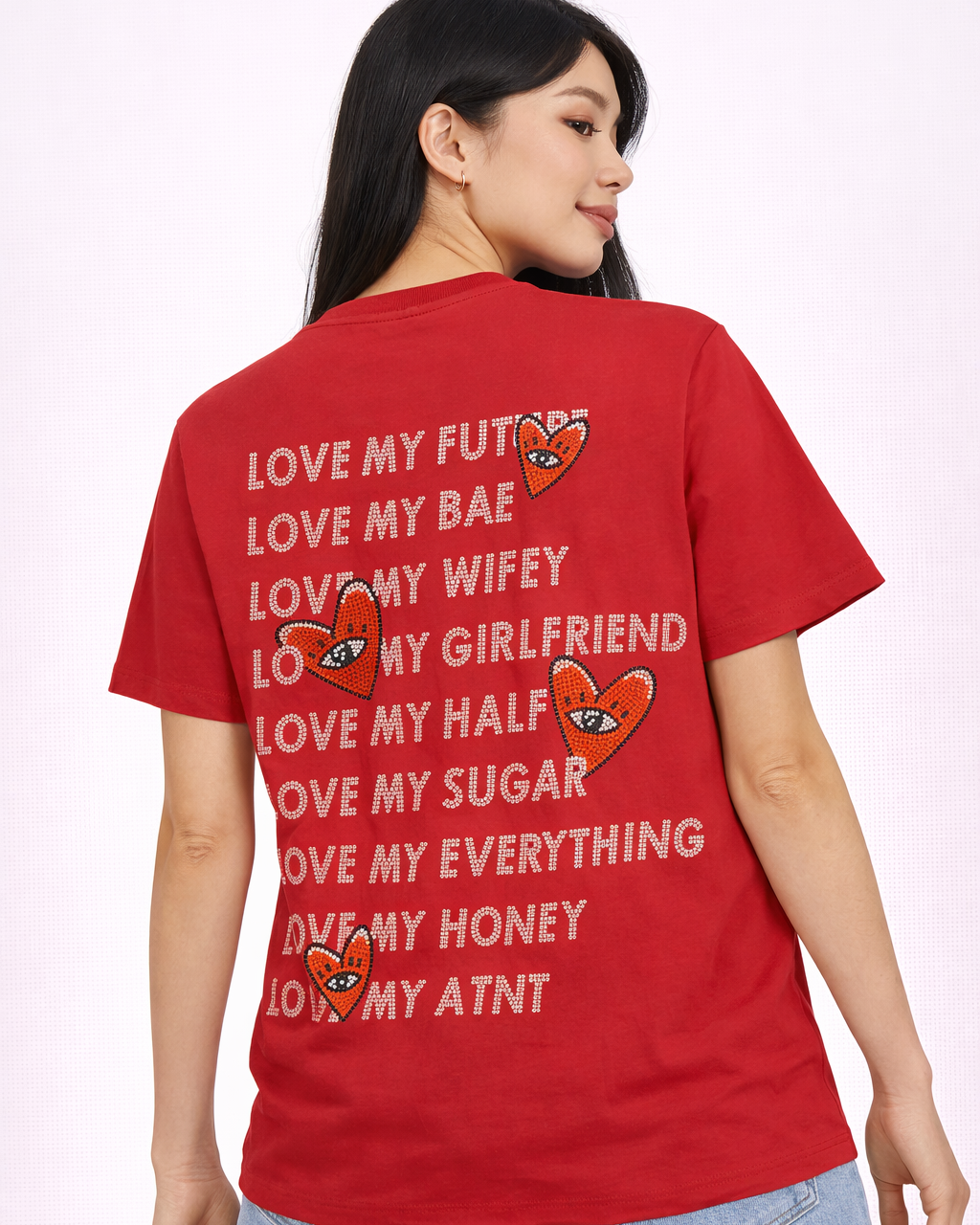 T-shirt rouge ATNT Paris porté par mannequin femme asiatique, vue studio de dos, imprimé strass cœur et texte « Love My Future », style streetwear luxe.