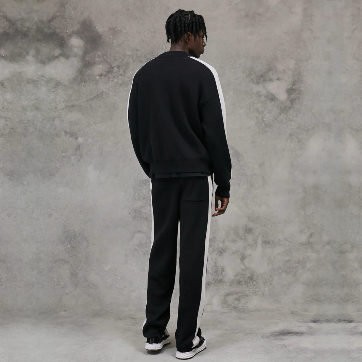 Veste knitted noir signature rayures latérales ATNT PARIS, porté, vue de dos.
