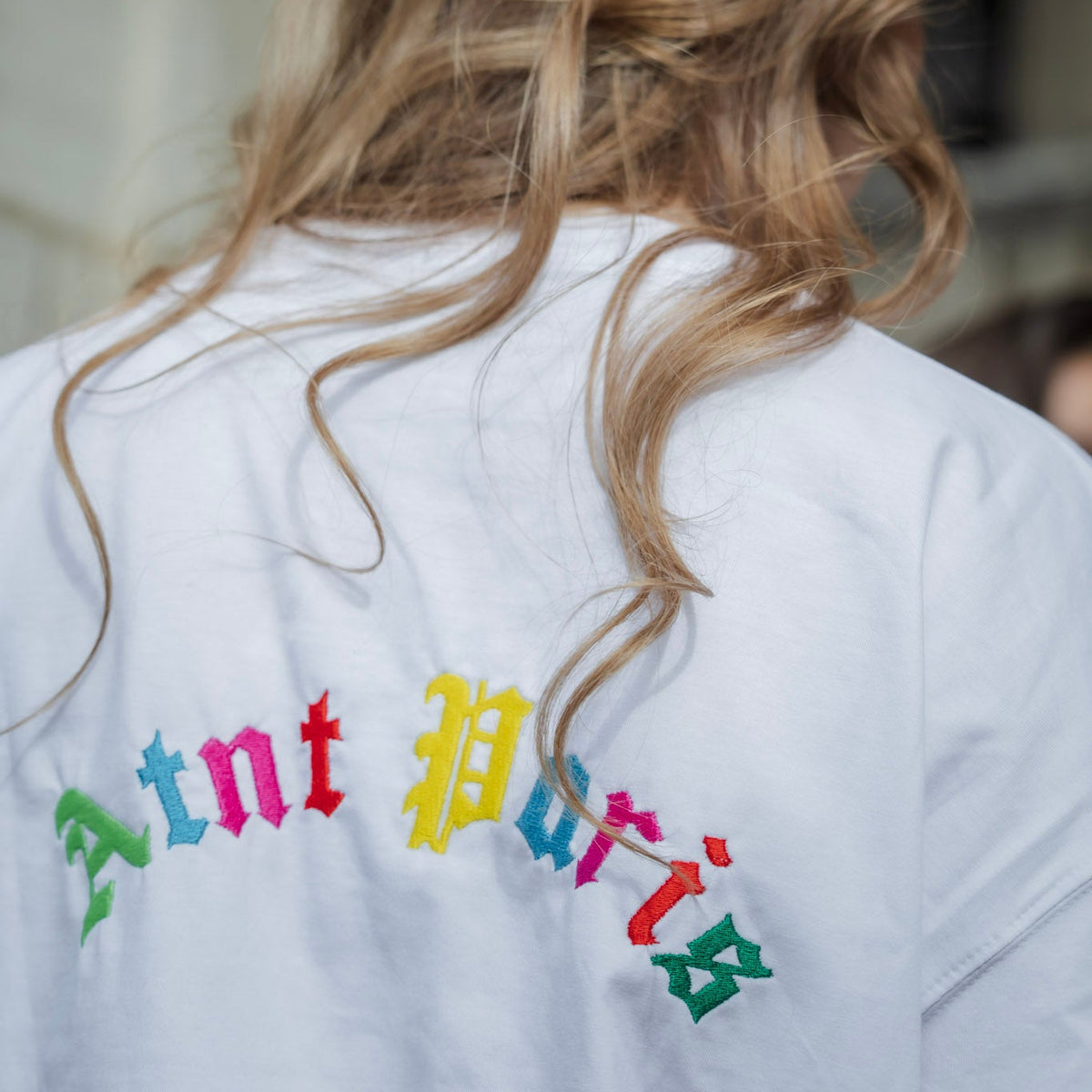 Atnt color t-shirt oversize blanc brodé ATNT PARIS, porté, vue de dos.