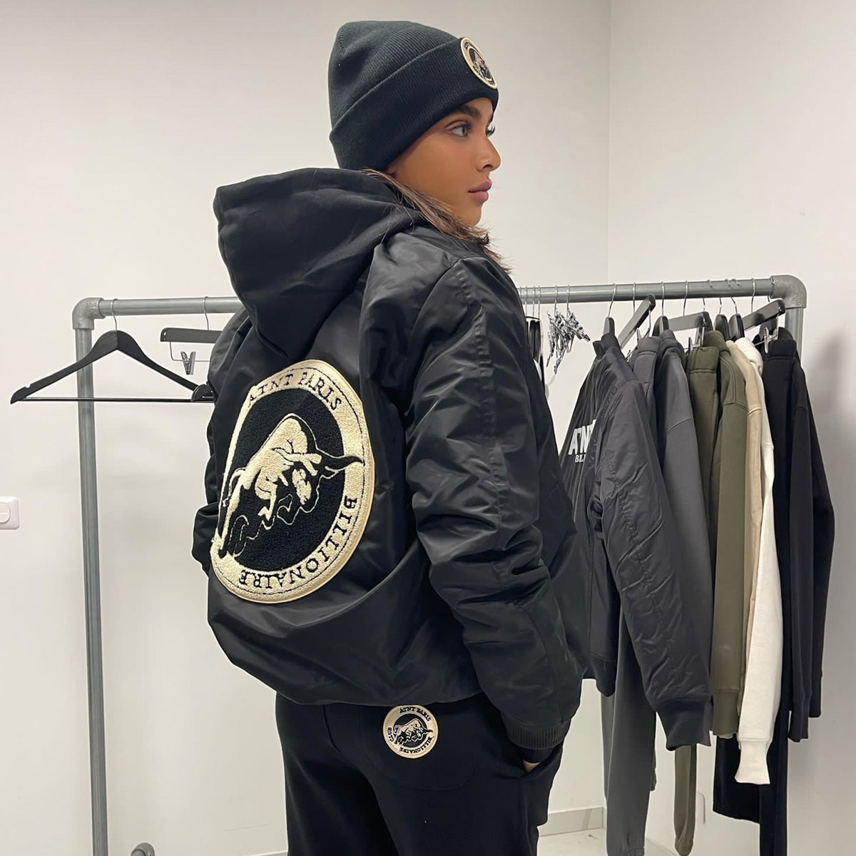 Blouson bomber noir Bulls ATNT PARIS, porté, vue de dos avec grand motif de taureau.