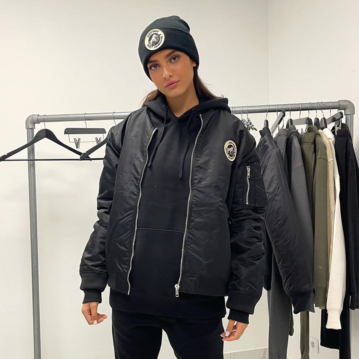 Blouson bomber noir Bulls ATNT PARIS, porté, vue de face.