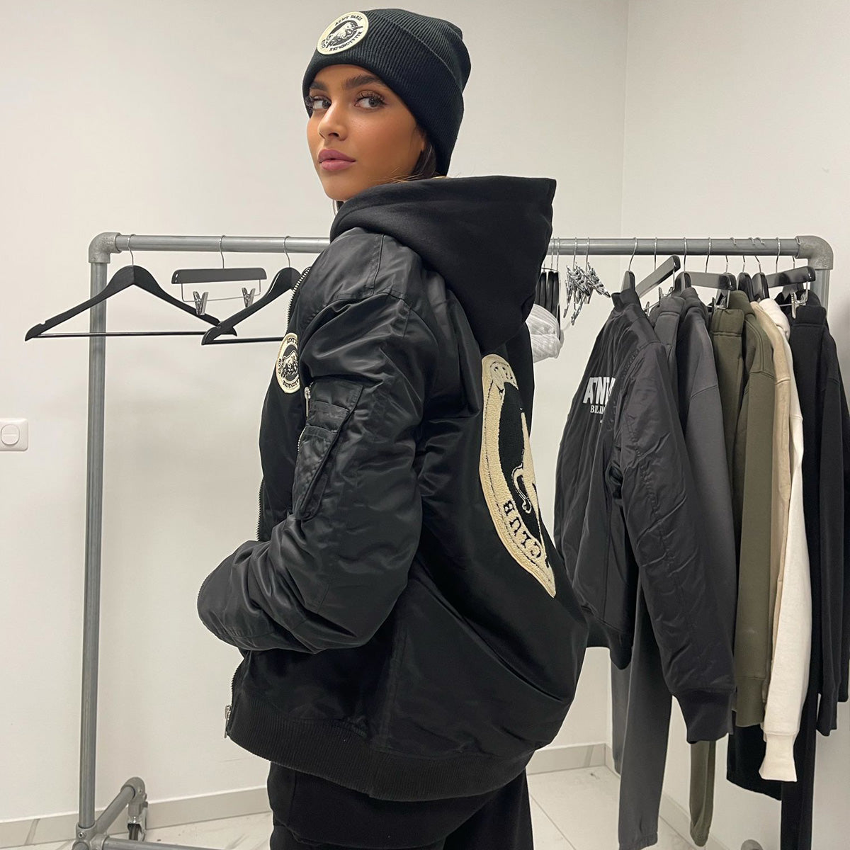 Blouson bomber noir Bulls ATNT PARIS, porté, vue de profil.