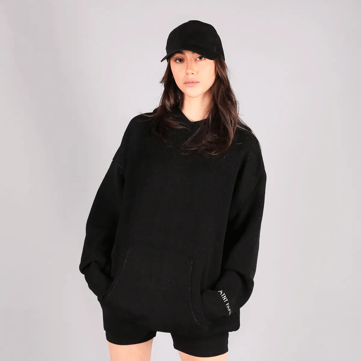 Pull noir love aspect cachemire ATNT PARIS, porté, vue de face.