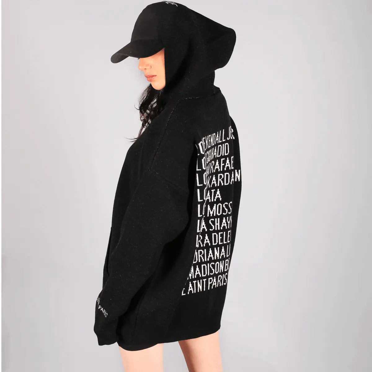 Pull noir love aspect cachemire ATNT PARIS, porté, vue de profil.